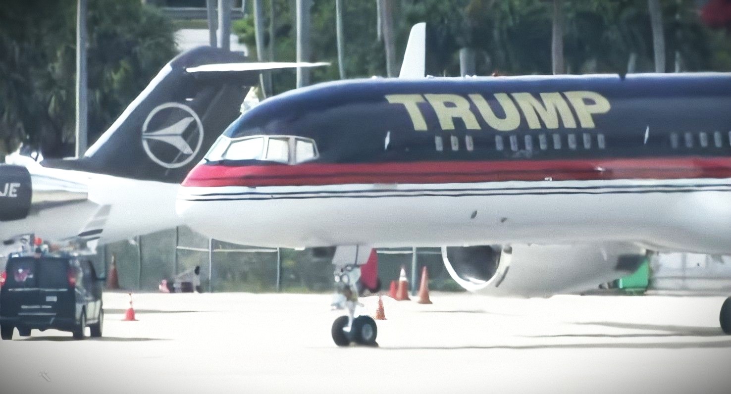 Donald Trump llega a Nueva York a unas horas de comparecer ante un tribunal