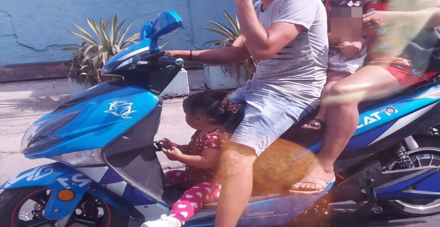 Familia cubana en motocicleta causa indignación por tremenda imprudencia (2)