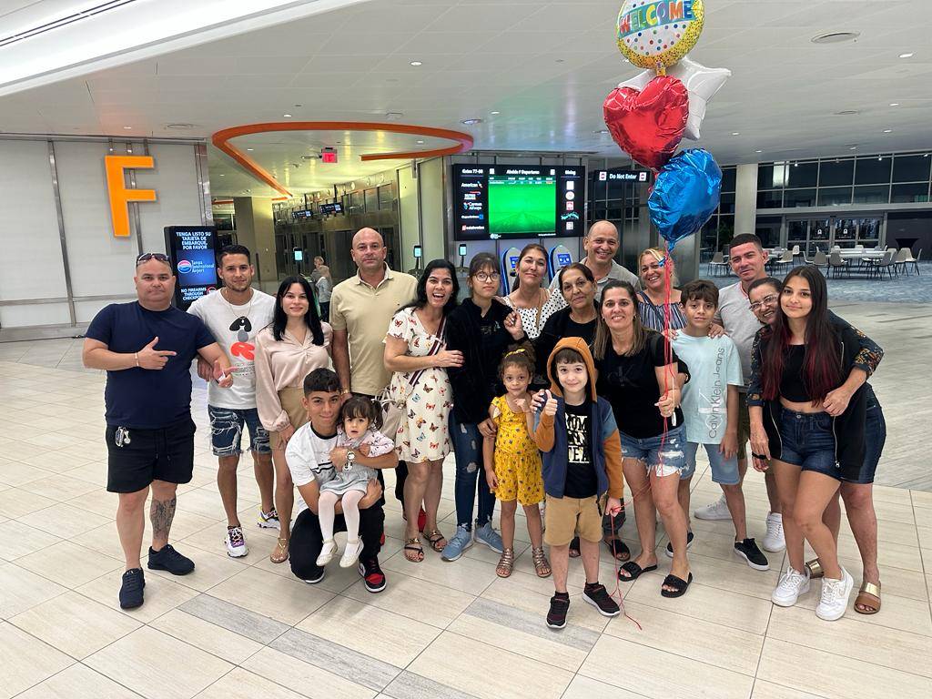 Residente en Estados Unidos patrocina a ocho integrantes de una familia cubana