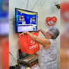 Video viral Cuelga bolsa debajo de televisor para “recoger” los alimentos que salen en el noticiero