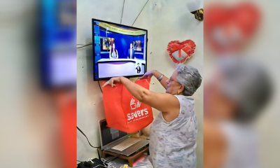 Video viral Cuelga bolsa debajo de televisor para “recoger” los alimentos que salen en el noticiero