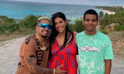 Yulien Oviedo, junto a su esposa e hijo