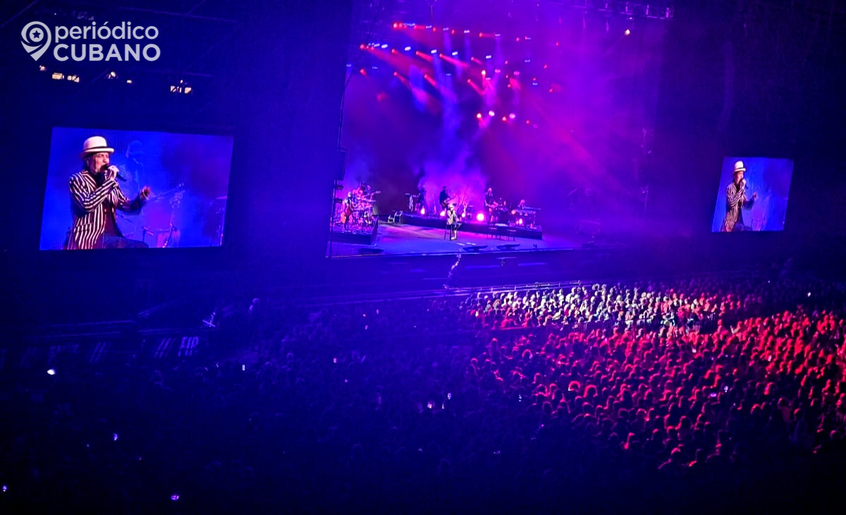 El cantautor español Joaquín Sabina homenajea a Pablo Milanés durante su concierto en Uruguay