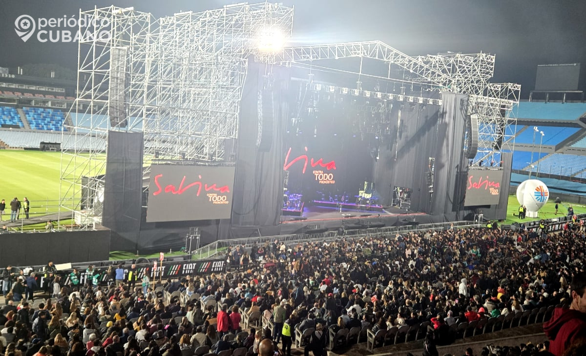 El cantautor español Joaquín Sabina homenajea a Pablo Milanés durante su concierto en Uruguay
