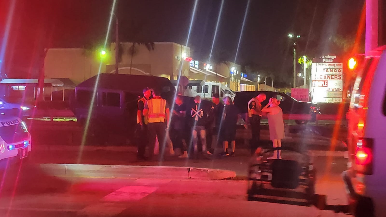 Accidente en Hialeah un Jeep quedó sobre una cerca y por poco cae al