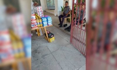 Agentes de la policía cubana son captados tomando cerveza en una cafetería de La Habana