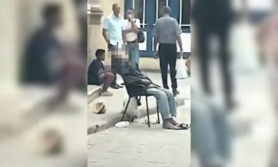 Anciano fallece sentado en un silla frente a turistas y transeúntes en La Habana