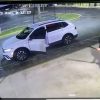 Cámara de videovigilancia capta a hombre que rompió las ventanas de un negocio en Hialeah (2)