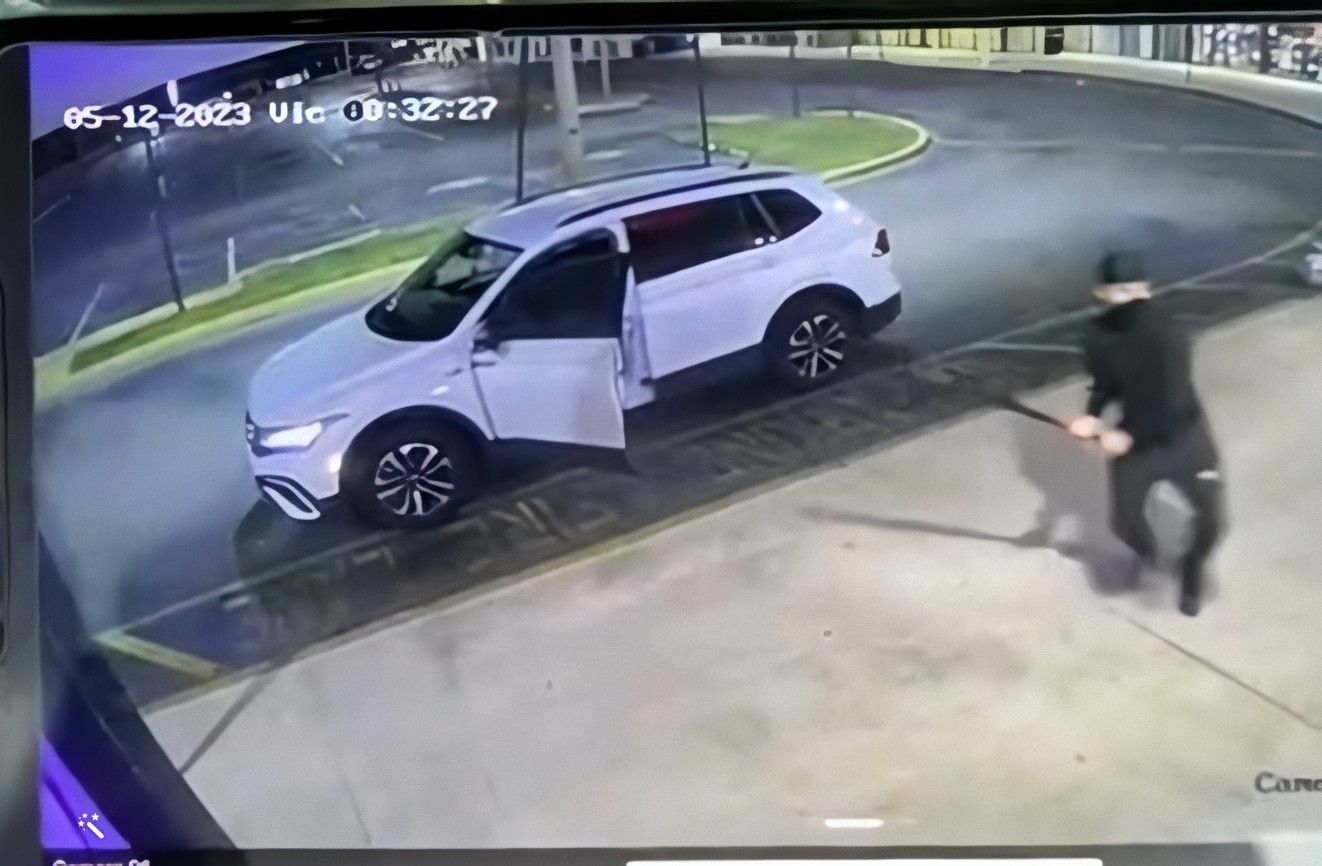 Cámara de videovigilancia capta a hombre que rompió las ventanas de un negocio en Hialeah (2)