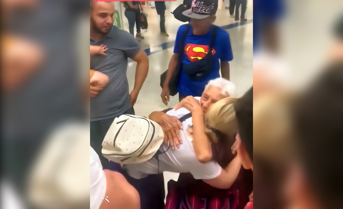 Cubana de 88 años llega a EEUU gracias al parole para reunirse con sus hijos y nietos