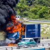 Envuelto en llamas queda un camión de Almacenes Universales en el puente de 100 y Boyeros