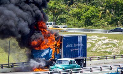 Envuelto en llamas queda un camión de Almacenes Universales en el puente de 100 y Boyeros