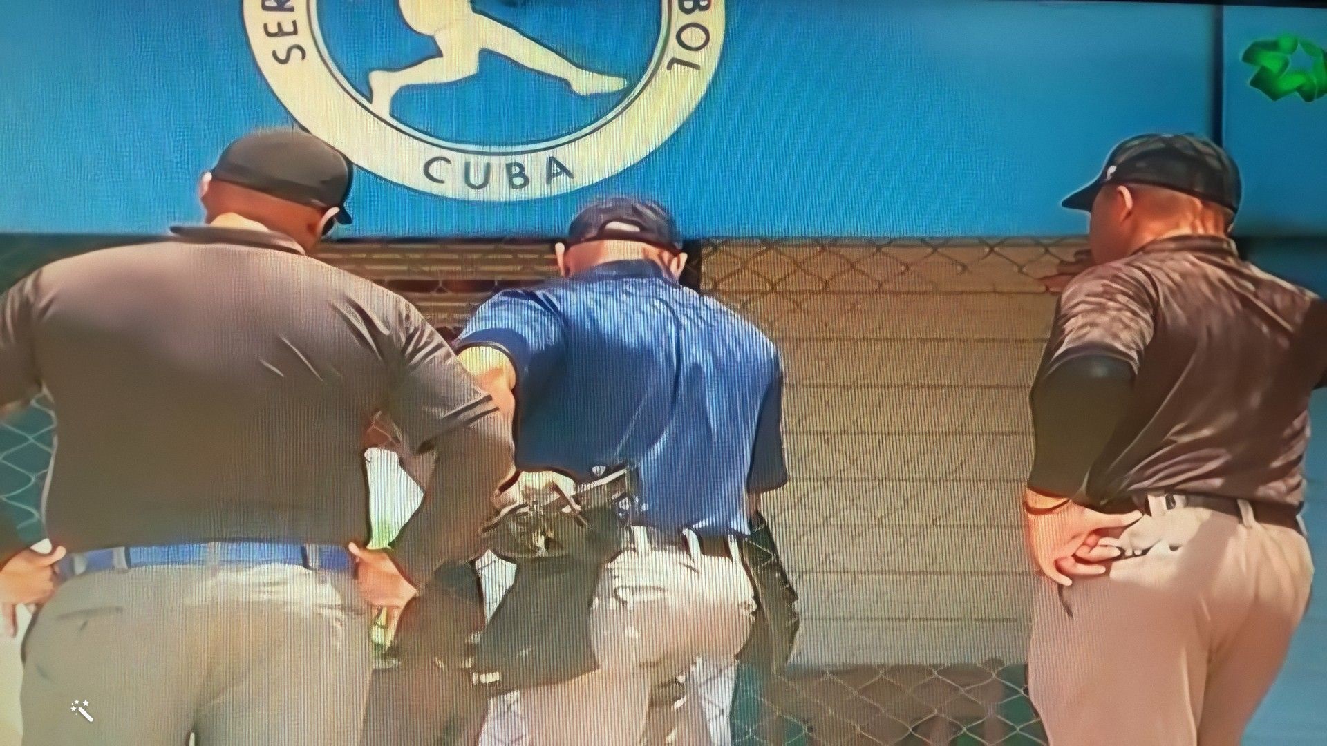 Escasez de bates detiene un juego de la Serie Nacional de Béisbol en Cuba