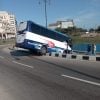 Guagua descontrolada, sin conductor, se impacta contra el túnel de La Habana
