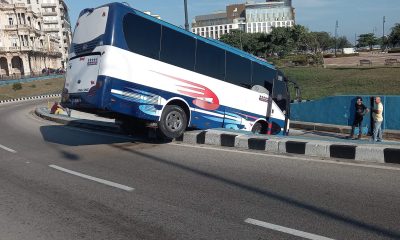 Guagua descontrolada, sin conductor, se impacta contra el túnel de La Habana