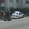 Patrulla de la policía cubana termina impactada en la reja de un edificio de la Habana