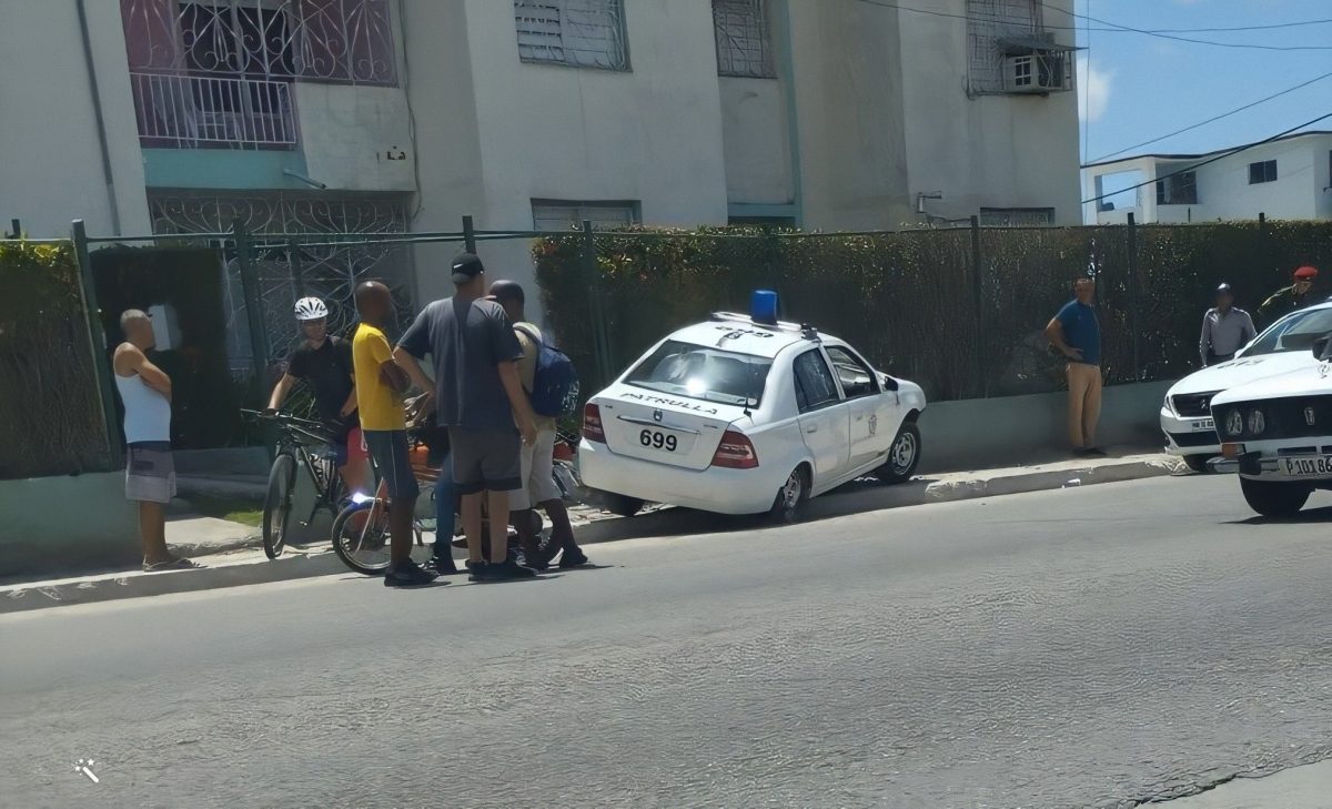 Una patrulla de policía termina impactada contra la reja de un edificio ...