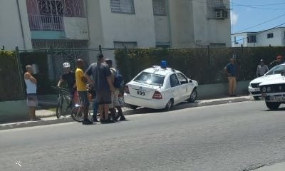 Patrulla de la policía cubana termina impactada en la reja de un edificio de la Habana