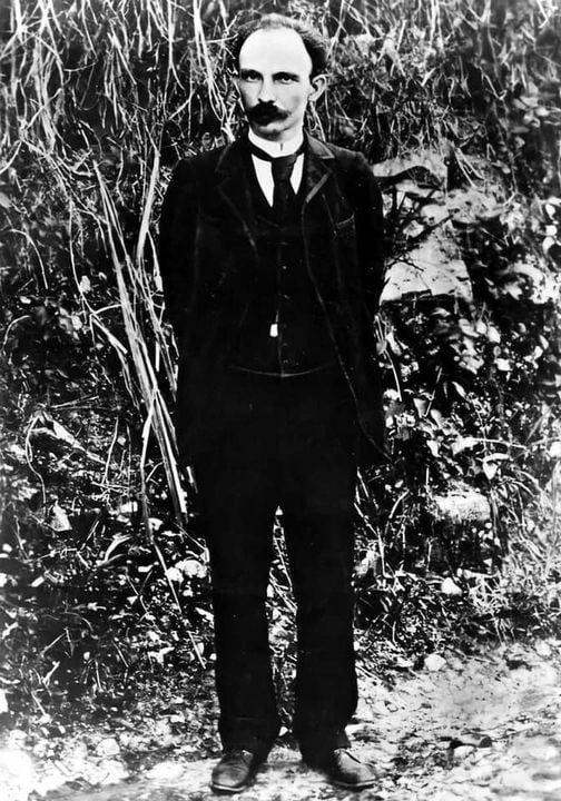 Retrato de José Martí de cuerpo entero en Kingston, Jamaica (1892). Foto de Juan Bautista Valdés.