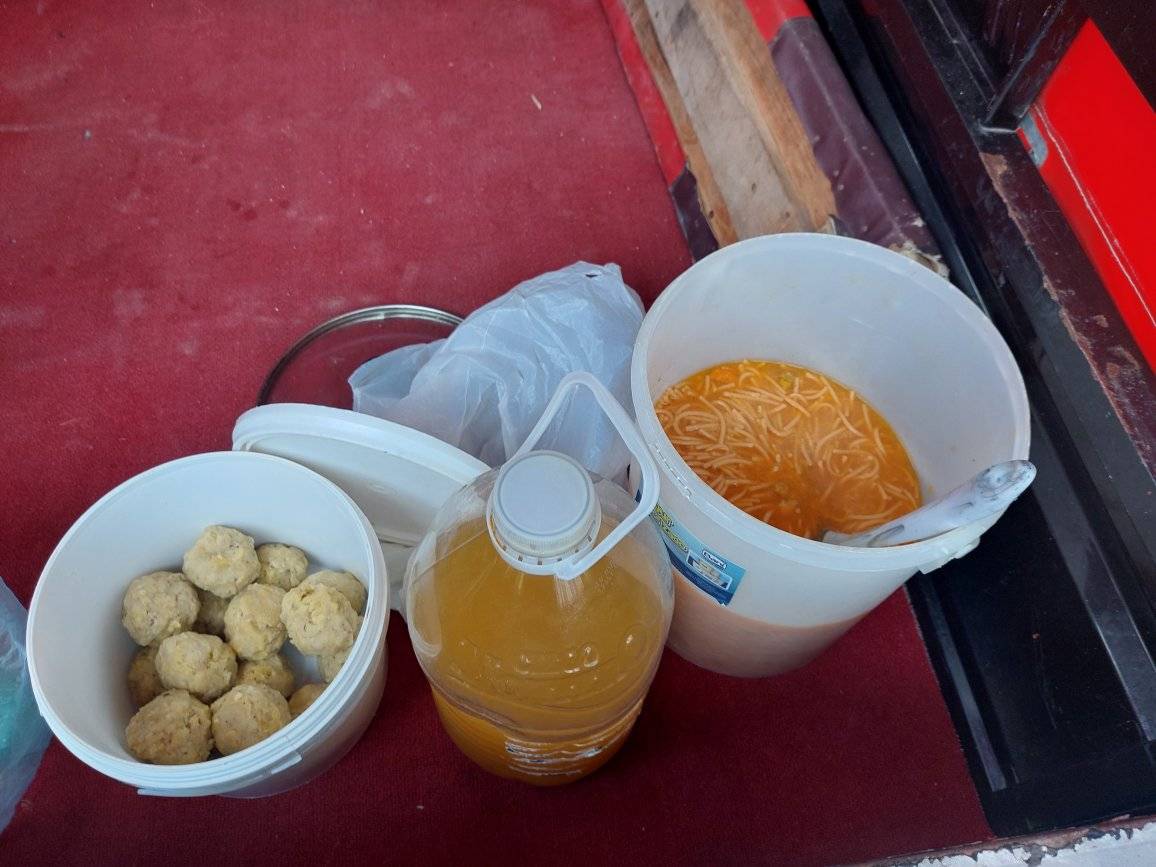 Actriz cubana reparte comida a los ancianos desamparados en las calles de Holguín