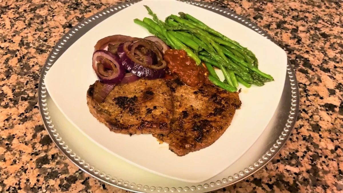 Bistec a la Parrilla con Puré de Papas y Espárragos Salteados