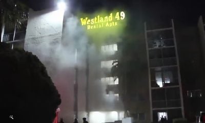 Bomberos combaten un incendio en el edificio Westland 49 de Hialeah
