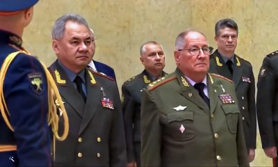 López Miera con uniforme de gala es recibido en Moscú por su homologo Serguéi Shoigú. (Captura de pantalla: Twitter – Russia Today)