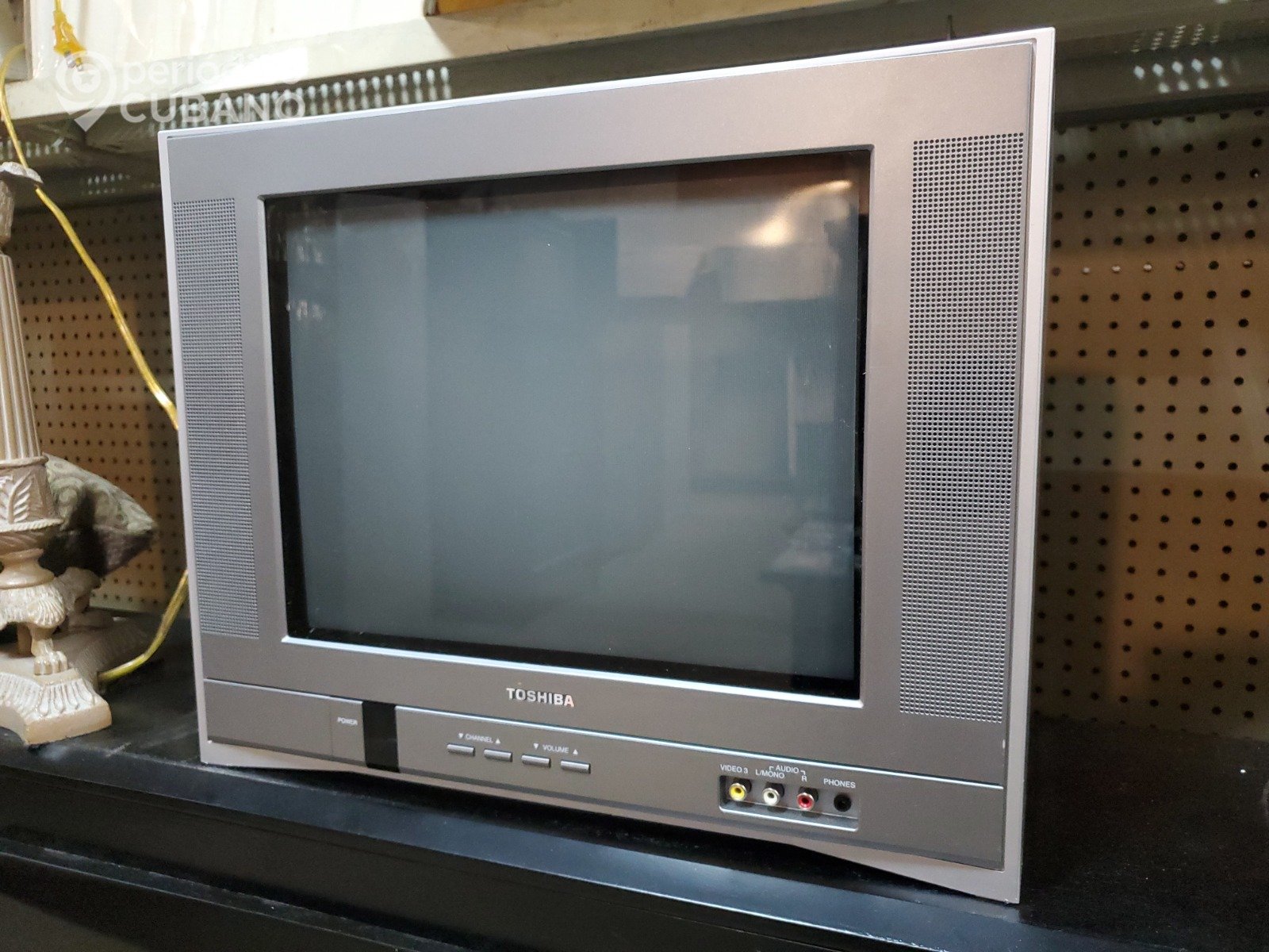 Holguineros llevan días en apagón de radio y TV por rotura de un grupo electrógeno