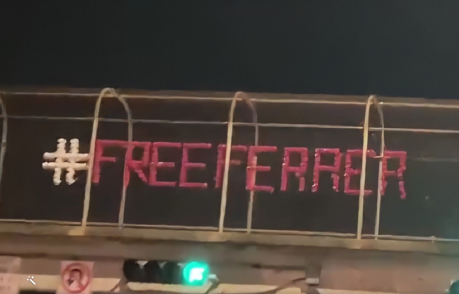 Jóvenes cubanos colocan en Hialeah un cartel para exigir la liberación de José Daniel Ferrer (2)