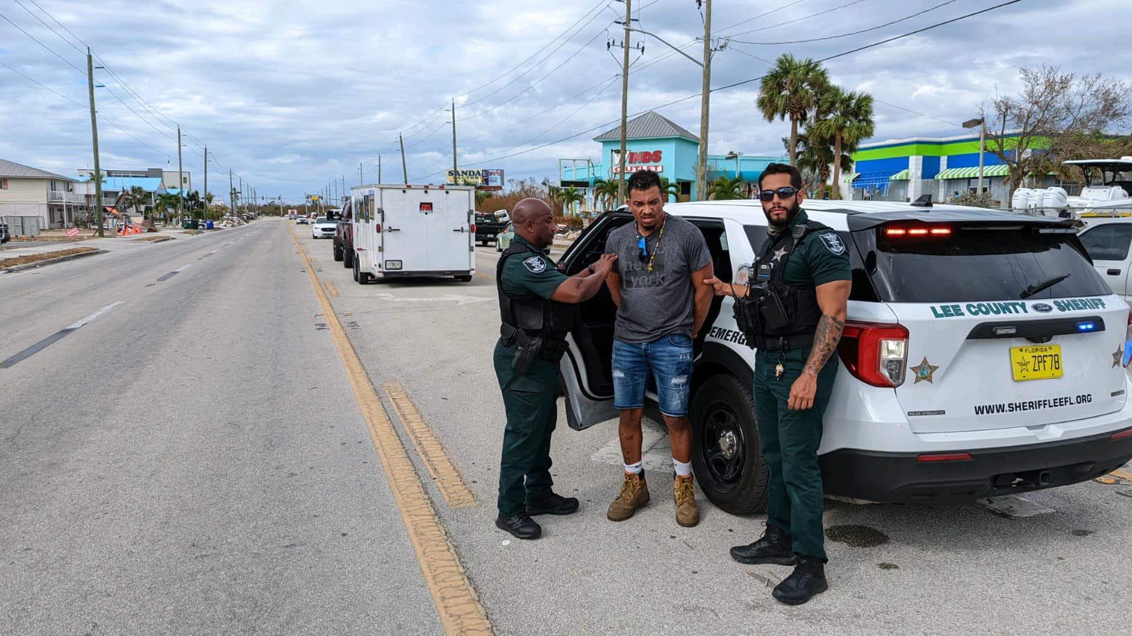 Migrante cubano deportado por robar a damnificados del huracán Ian en el condado de Lee