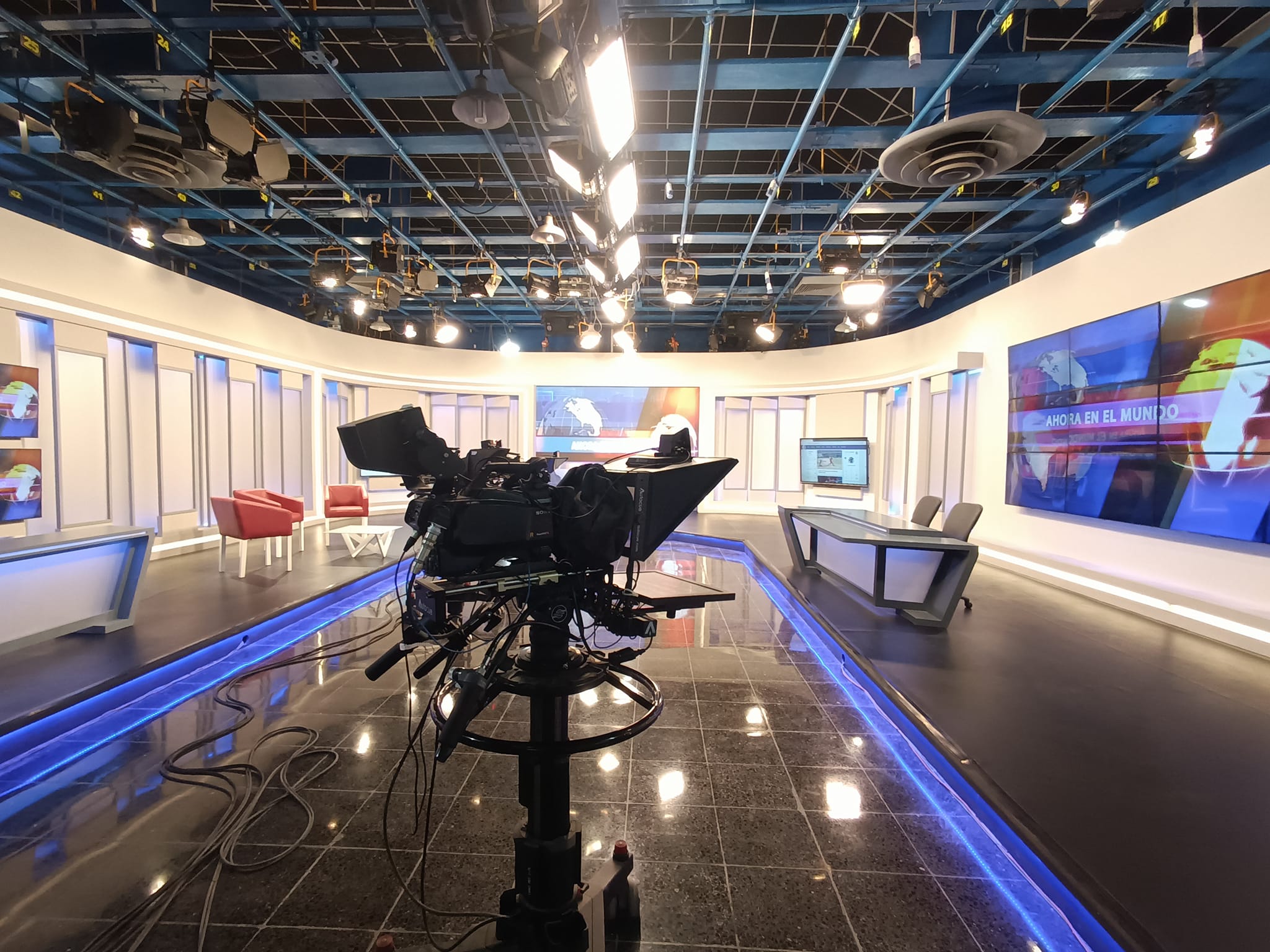 Para la propaganda no se escatiman recursos NTV estrena un moderno estudio de televisión