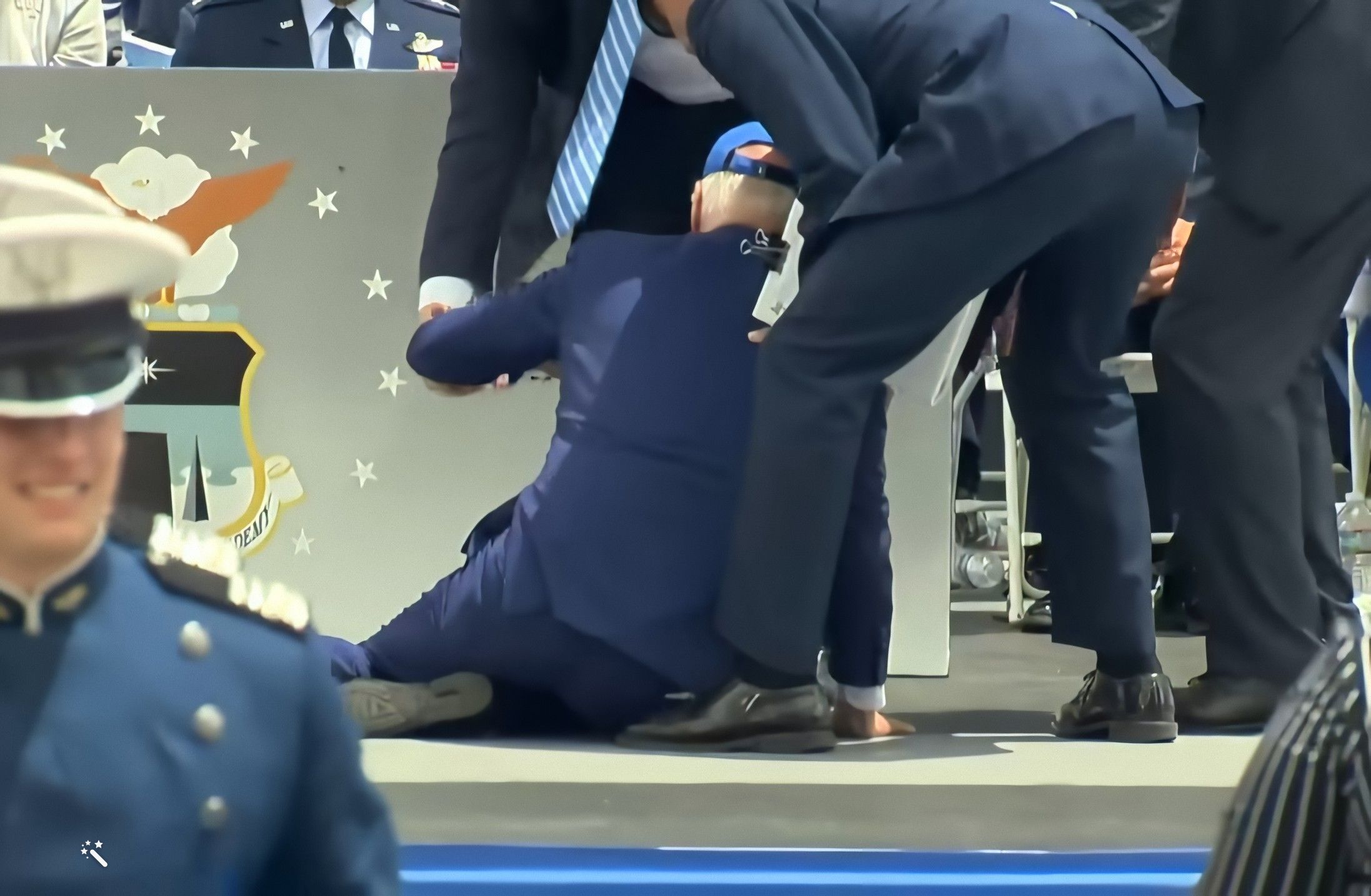 Presidente de Joe Biden tropieza y cae en una ceremonia de graduación en Colorado (2)