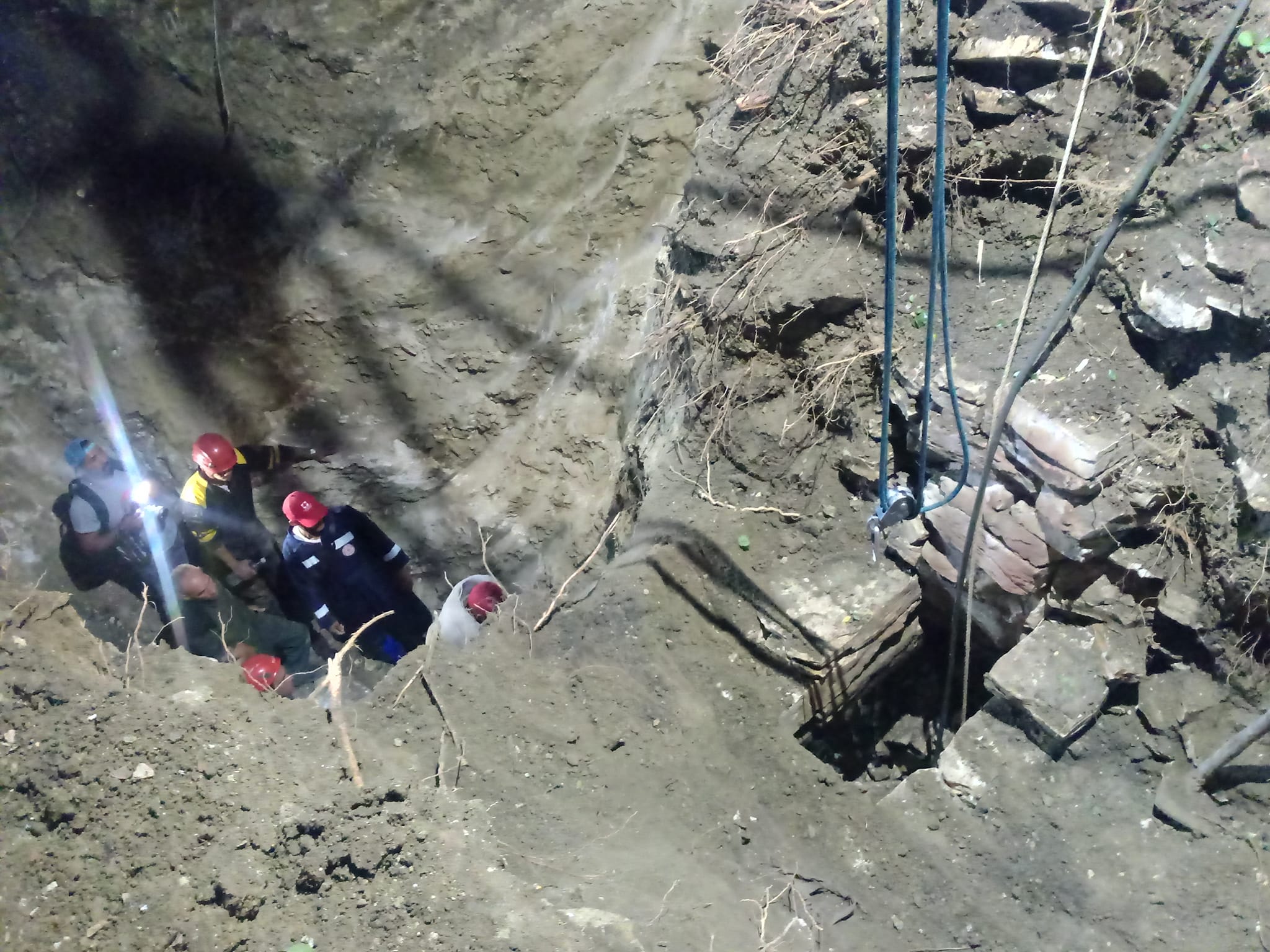 Rescatistas suministran agua y oxígeno a cubano atrapado en un pozo bajo tierra por más de 24 horas
