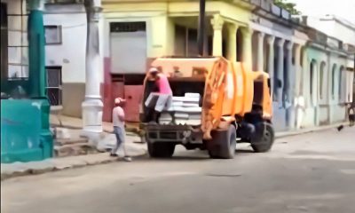 Acusan a administrador de bodega habanera por transportar cajas de pollo en camión de basura