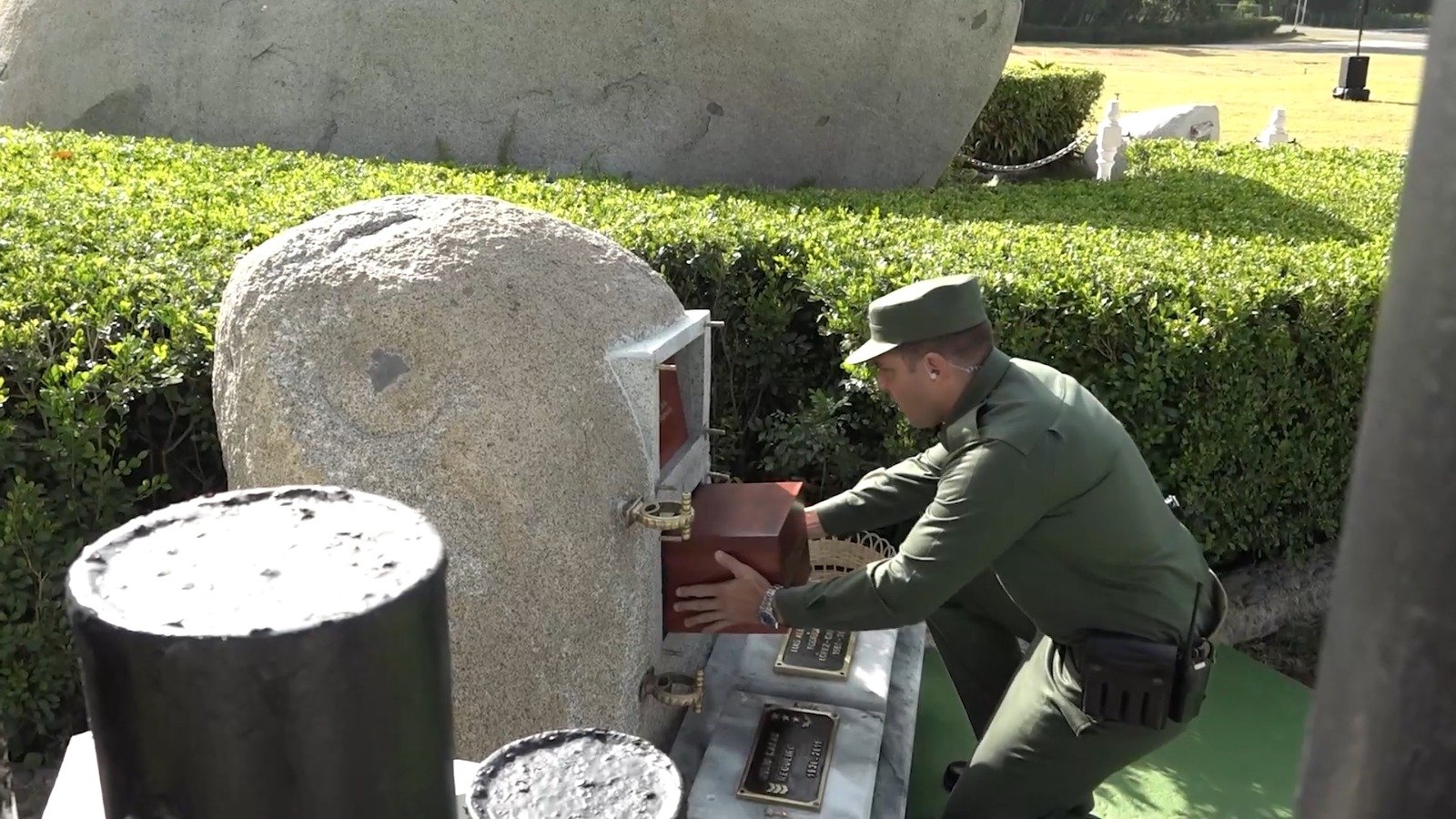 Cenizas de López-Calleja son trasladadas a una piedra cerca de la tumba que tiene reservada Raúl Castro (1)