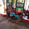 Crisis de combustible en Cuba joven transporta su moto en carretilla para llegar a la gasolinera