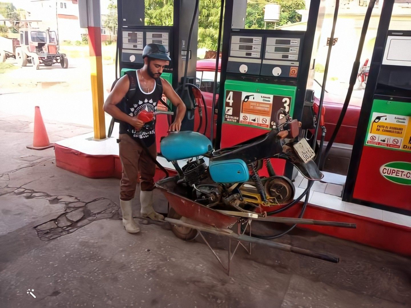 Crisis de combustible en Cuba joven transporta su moto en carretilla para llegar a la gasolinera