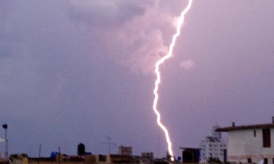 Cubana capta impresionante rayo al momento que impactaba en La Habana