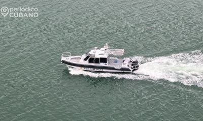 Socorristas recuperan un cadáver que flotaba en el río de Miami