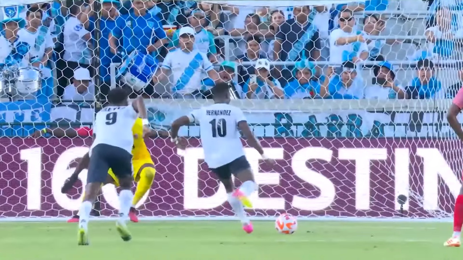 Aricheell Hernández, el capitán del equipo Cuba de fútbol, deja el deporte por diferencias con la federación (2)