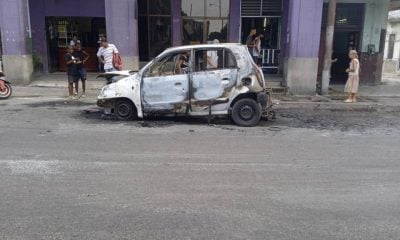 Automóvil termina incendiándose en medio de una calle de La Habana. (Foto: Jorge Reyes Blasco-Facebook)