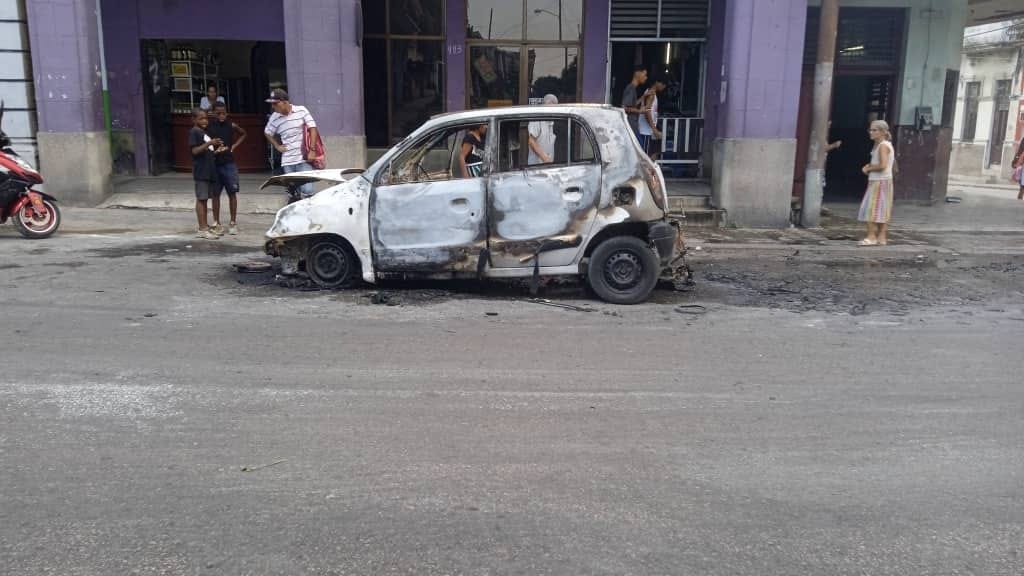Automóvil termina incendiándose en medio de una calle de La Habana. (Foto: Jorge Reyes Blasco-Facebook)