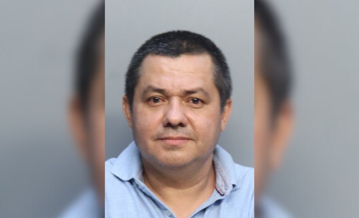 Empleado de una gasolinera en Hialeah es sospechoso de robar miles de dólares en billetes de lotería