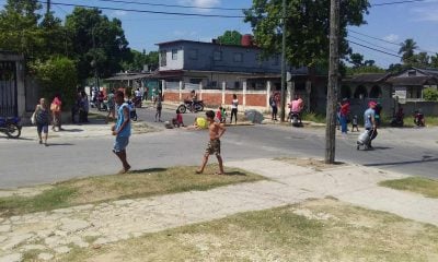 Madre cubana bloquea calle en Arroyo Naranjo para exigir una vivienda digna
