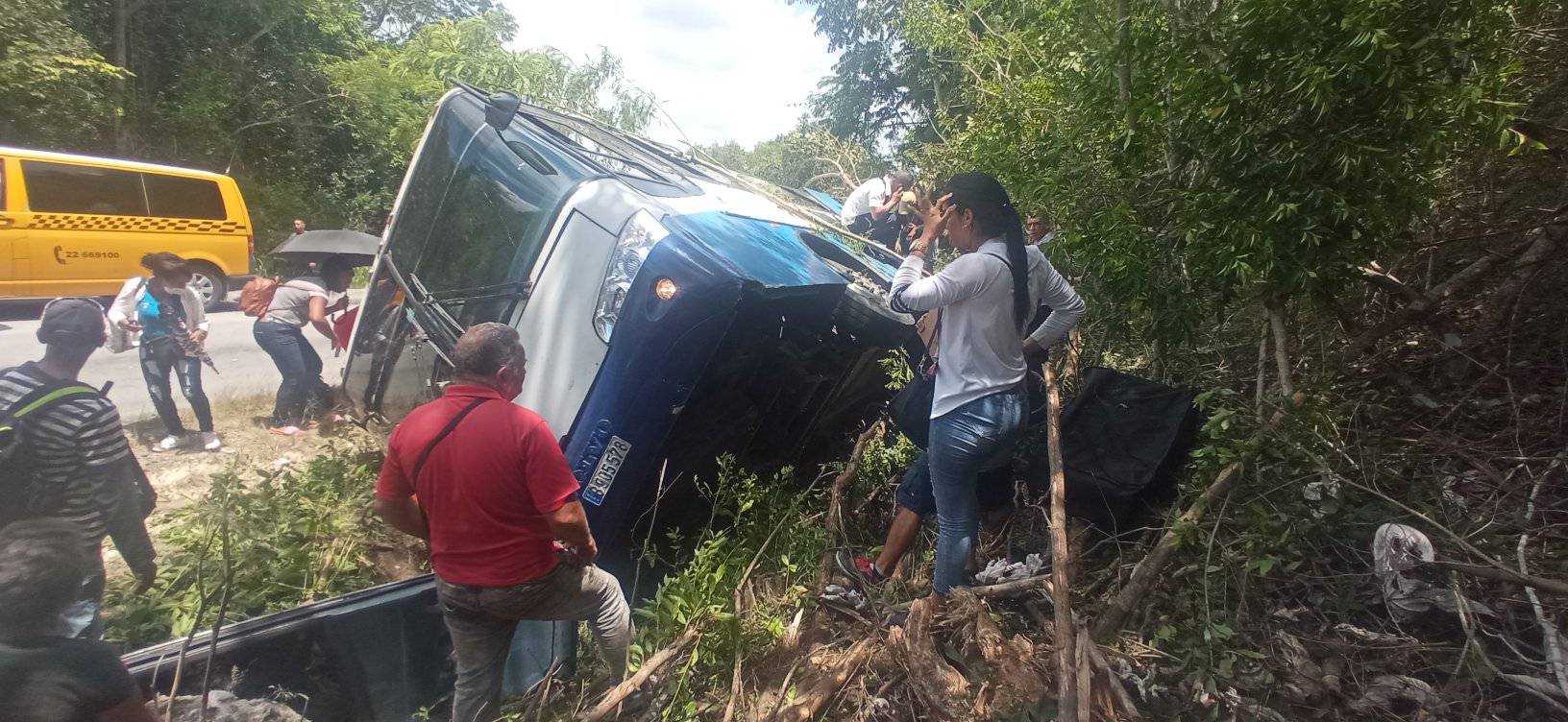 Ómnibus termina volcado tras sufrir accidente en la ruta de Moa a Holguín