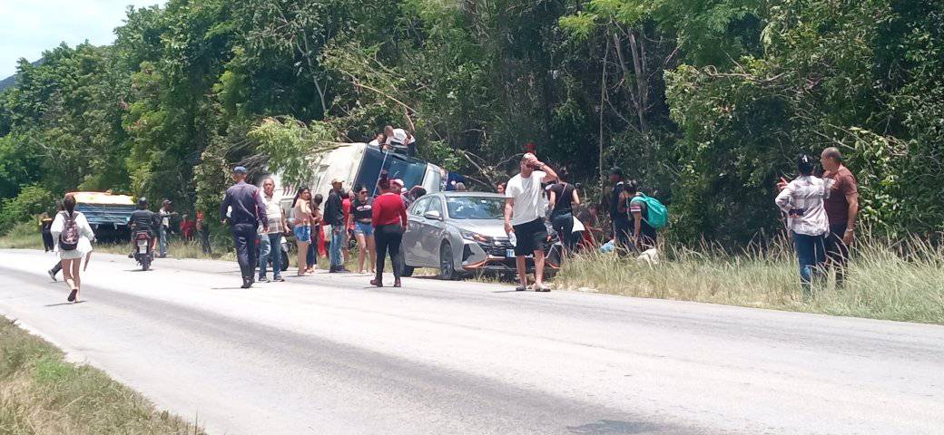 Ómnibus termina volcado tras sufrir accidente en la ruta de Moa a Holguín4