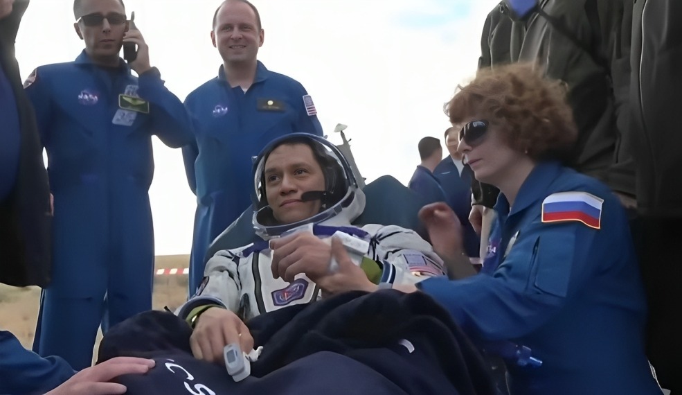 Astronauta hispano que vivió en Miami rompe récord de permanencia en el espacio (1)