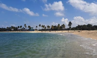 Contaminación extrema en playa Bacuranao por latas de aluminio en el fondo marino