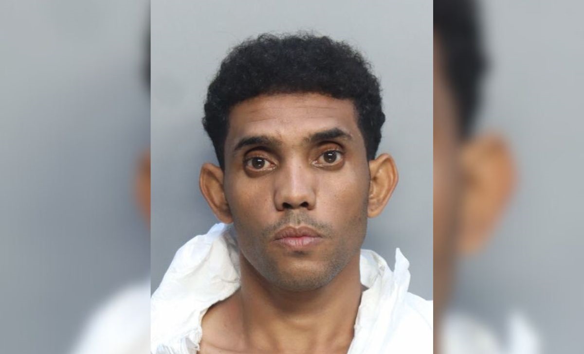 Cubano arrestado en Hialeah por delito grave con máscara de Halloween