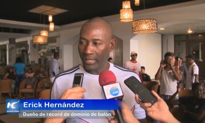 Erick Hernández establece récord mundial en toques al balón durante una hora